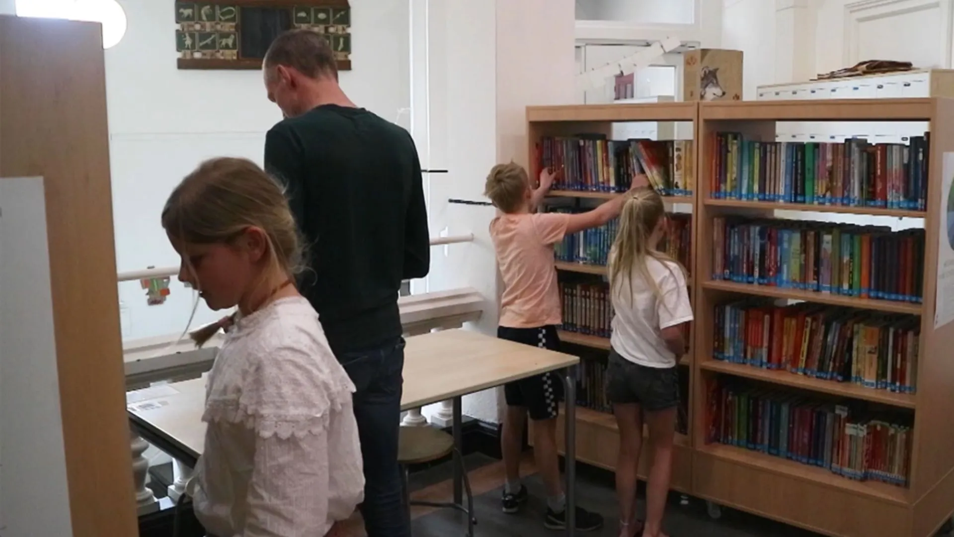 Leerlingen in de schoolbibliotheek